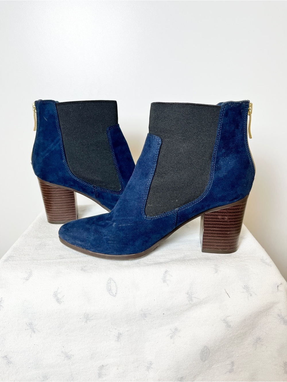 Fioni Navy Blue Faux Suede Chelsea Booties – Gold Zip Block Heel Ankle Boots 8 - Picture 8 of 12